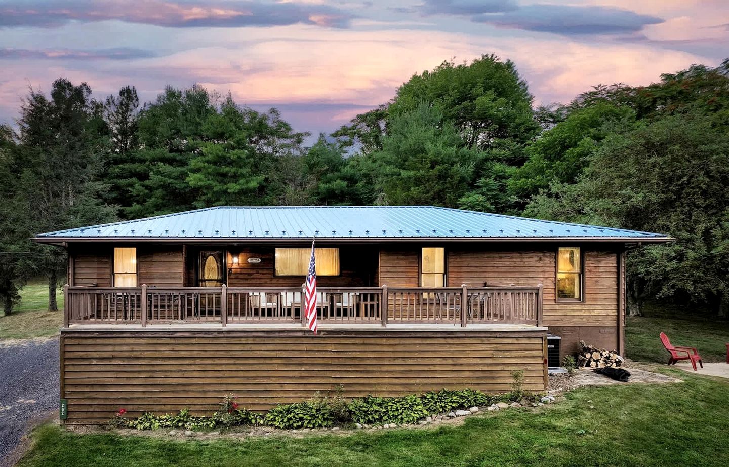 Cozy Mountain Cabin with Hot Tub & Scenic Views in Stanley, Virginia