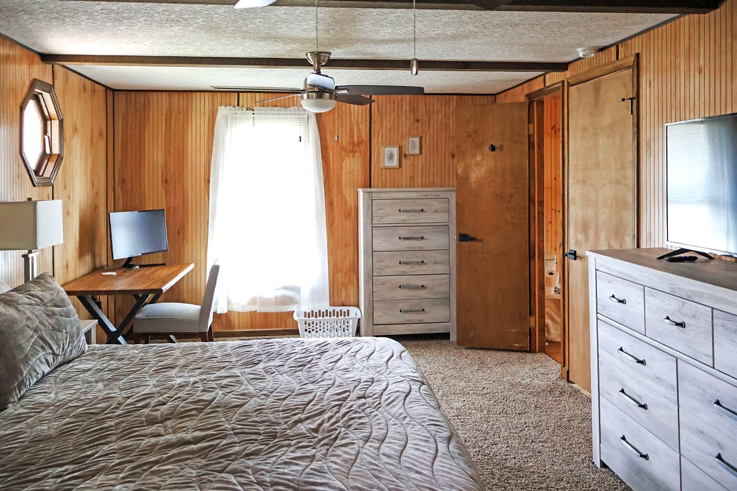 Cozy Mountain Cabin with Hot Tub & Scenic Views in Stanley, Virginia