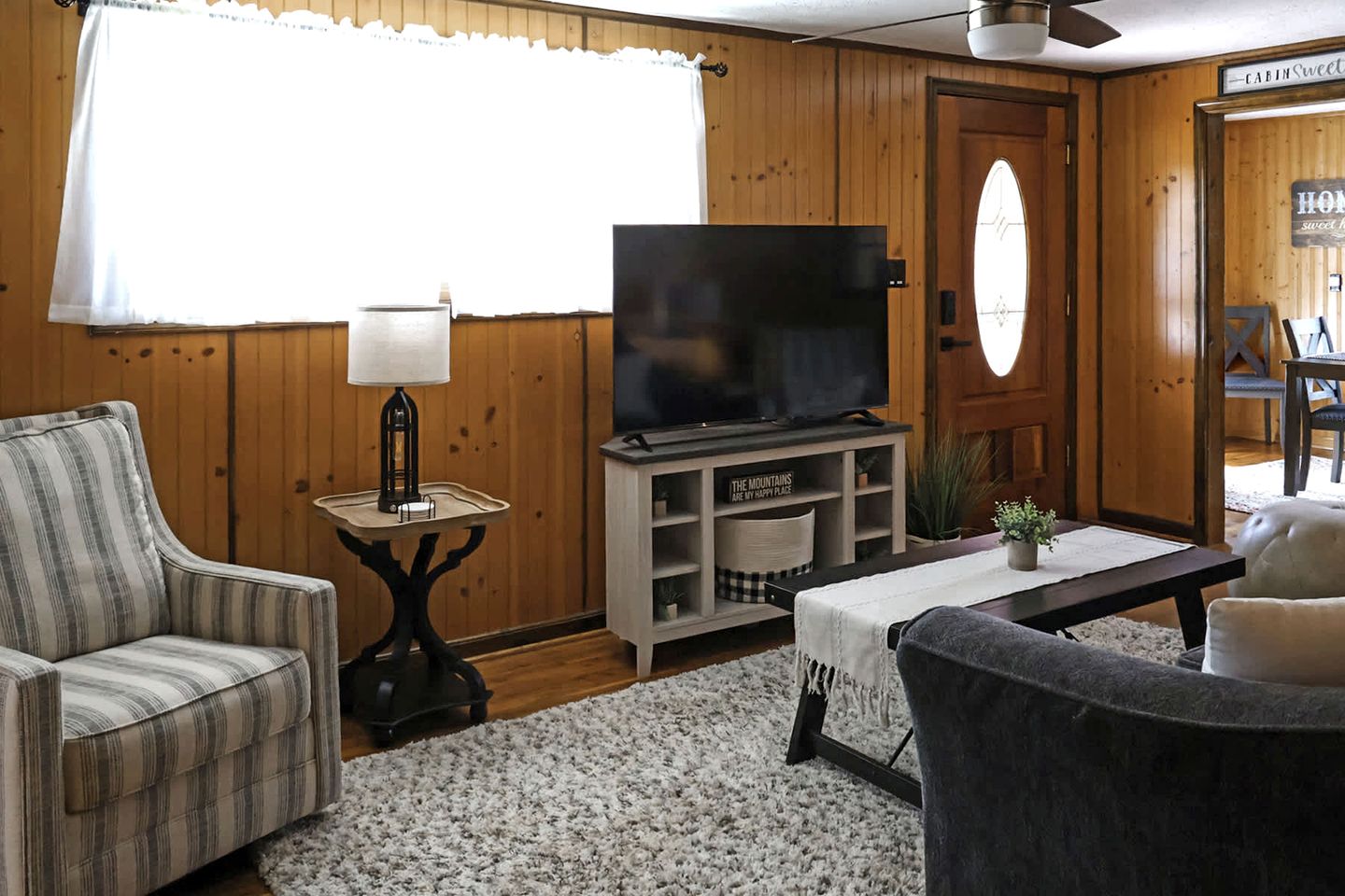 Cozy Mountain Cabin with Hot Tub & Scenic Views in Stanley, Virginia