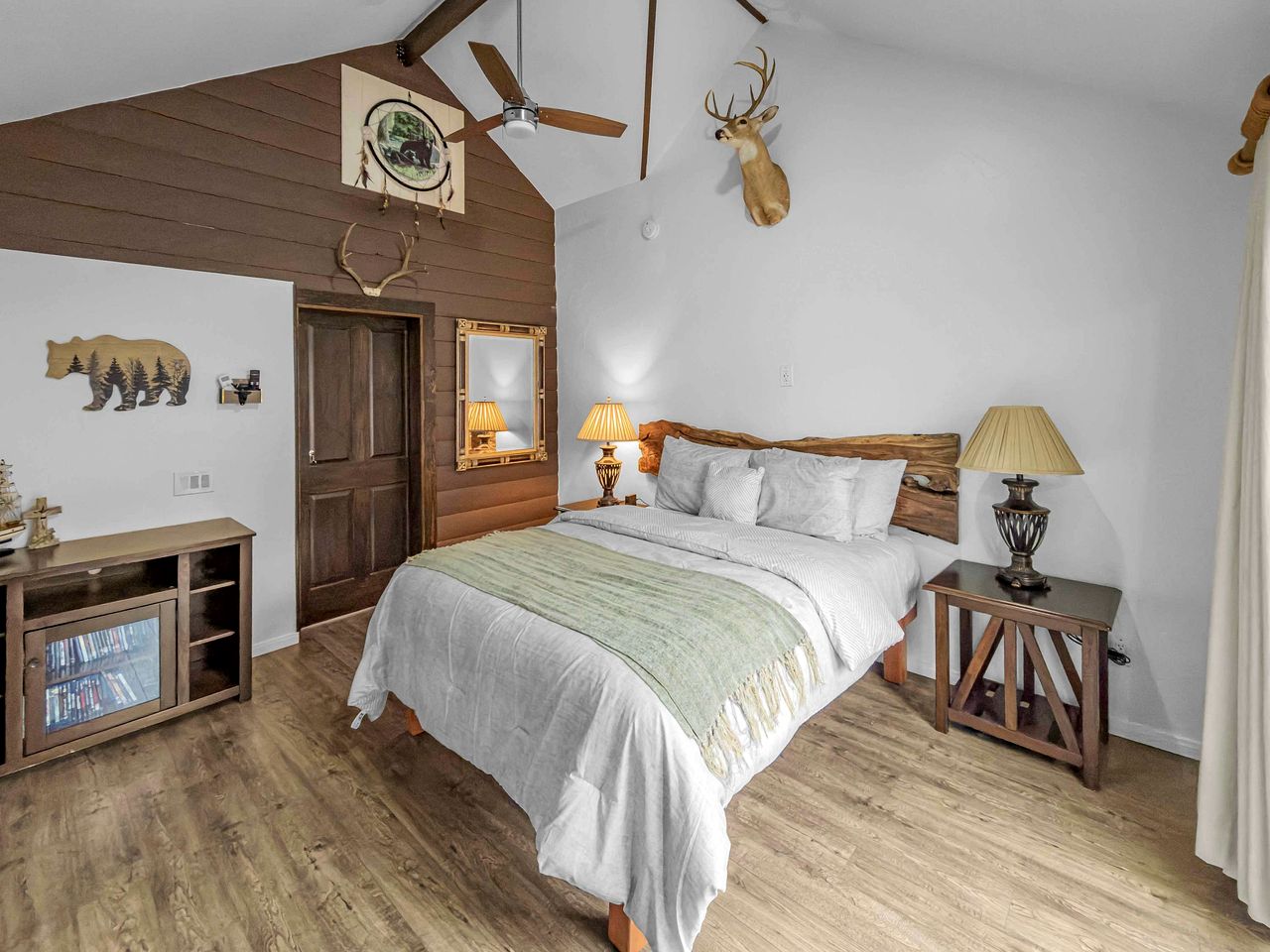 Cozy Mountain Cabin Retreat with Outdoor Fun & Relaxing Scenic Escape in Big Bear Lake, California