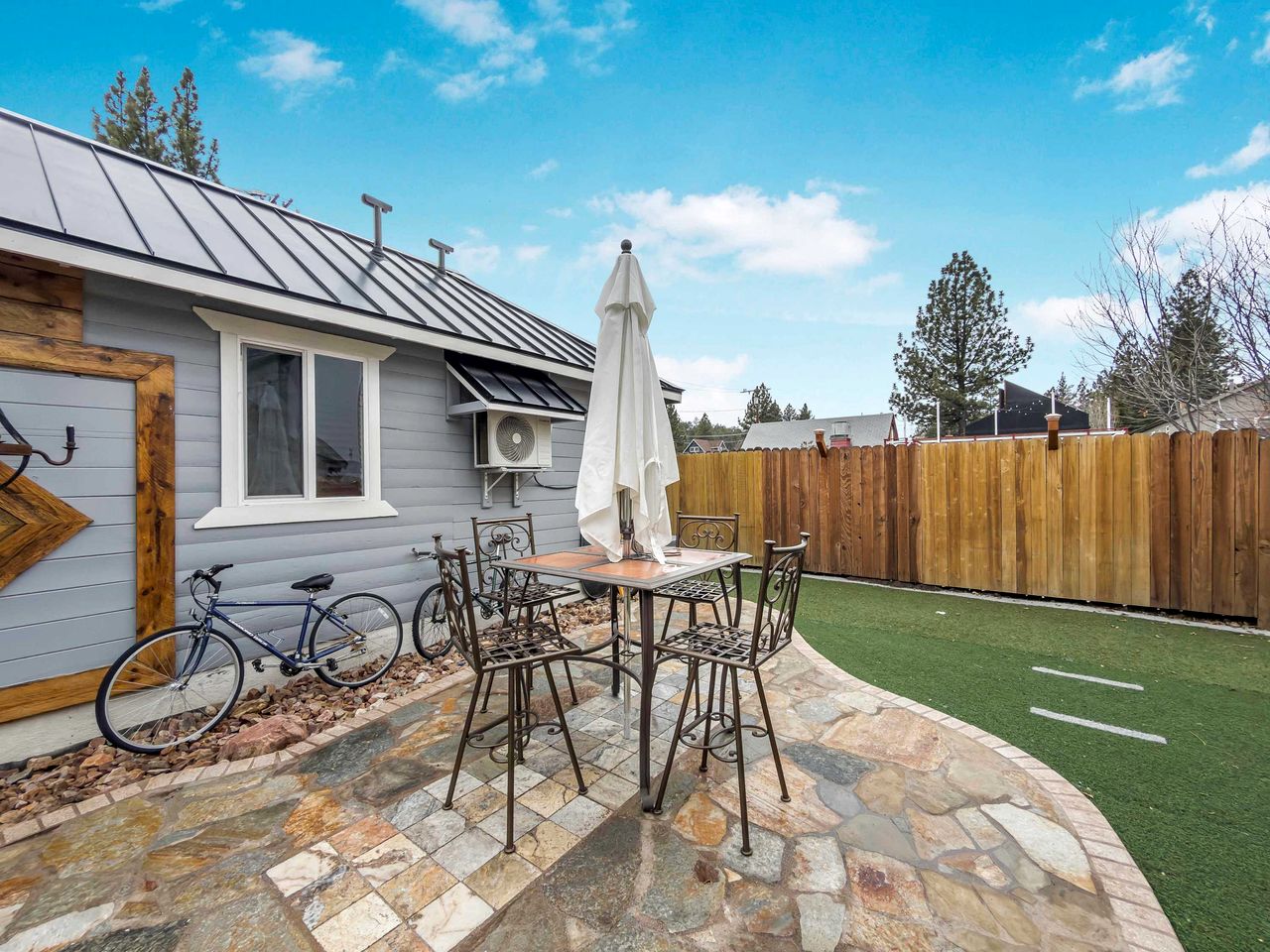 Cozy Mountain Cabin Retreat with Outdoor Fun & Relaxing Scenic Escape in Big Bear Lake, California