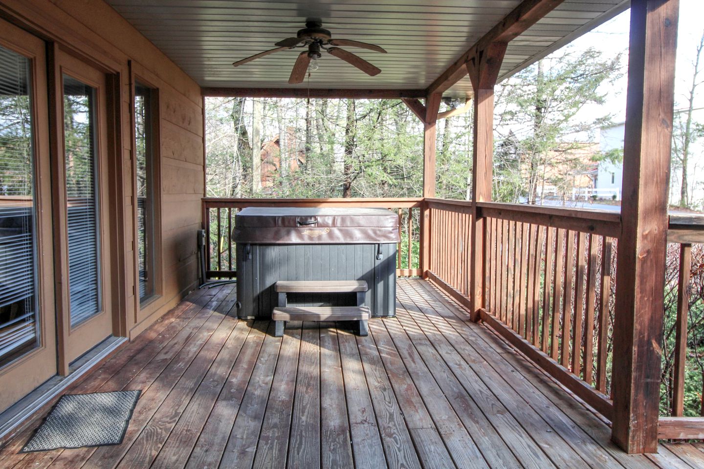 Pet-Friendly Cabin with Hot-Tub Fantastic for Outdoor Adventures in Gatlinburg, Tennessee