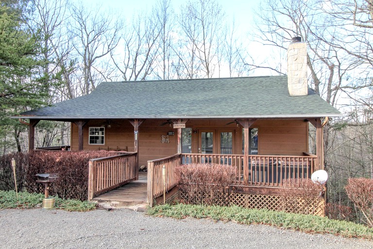 Pet-Friendly Cabin with Hot-Tub Fantastic for Outdoor Adventures in Gatlinburg, Tennessee