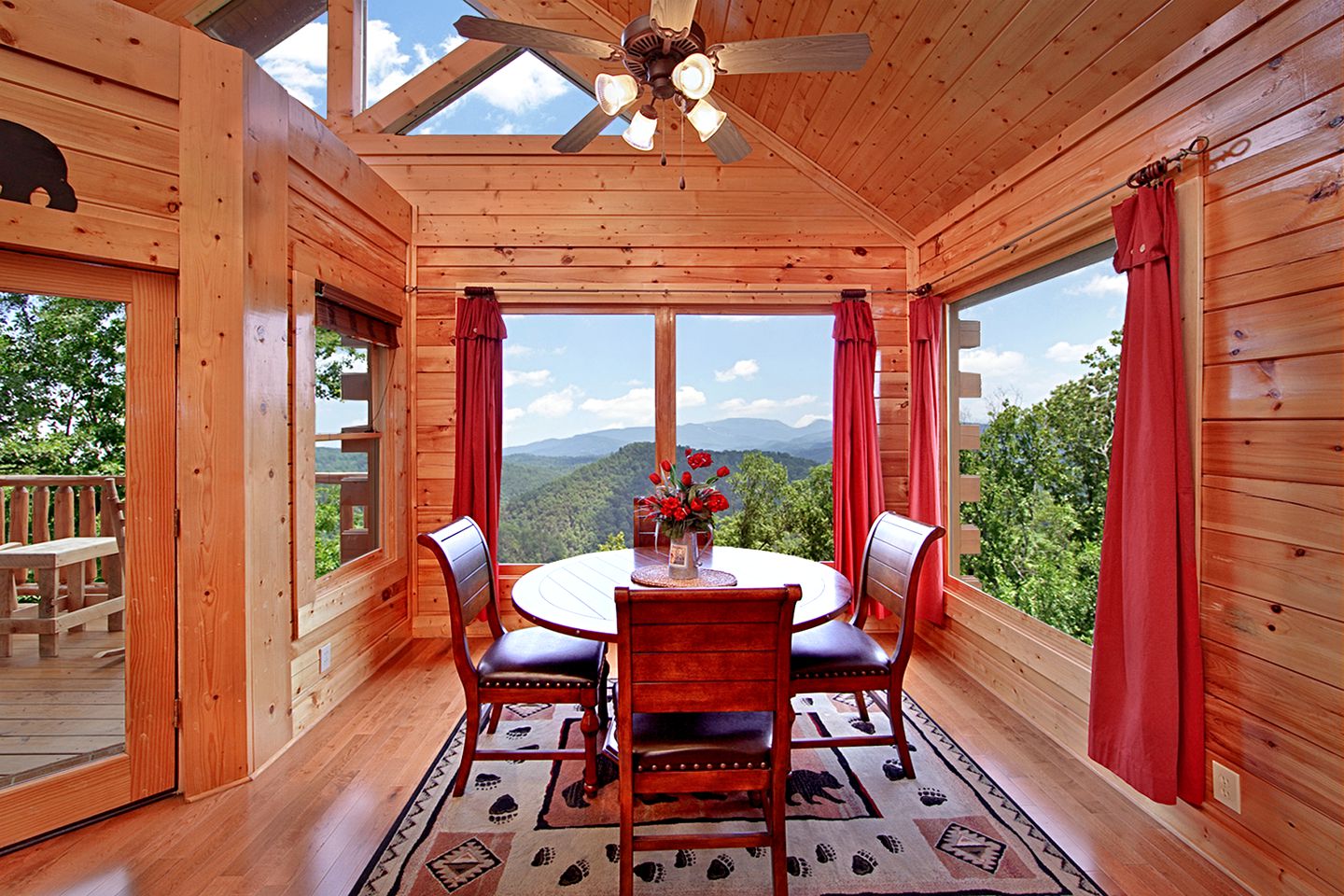 Incredible Great Smoky Mountains Cabin Rental for Romantic Getaways in Tennessee