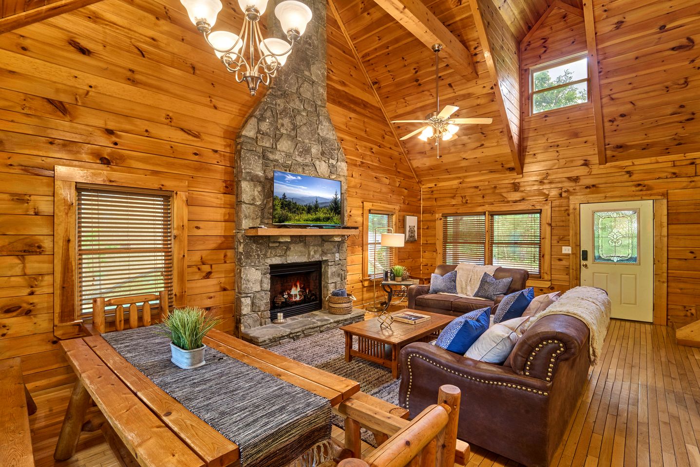 Spacious Cabin Retreat with Hot Tub & Games near Dollywood in Pigeon Forge, TN
