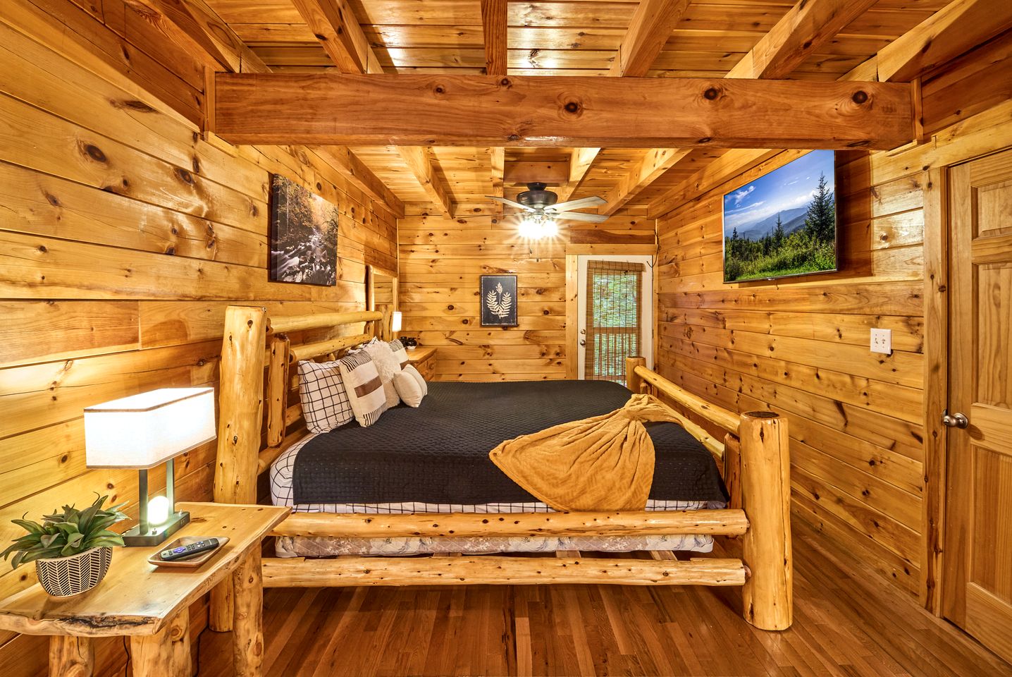 Spacious Cabin Retreat with Hot Tub & Games near Dollywood in Pigeon Forge, TN