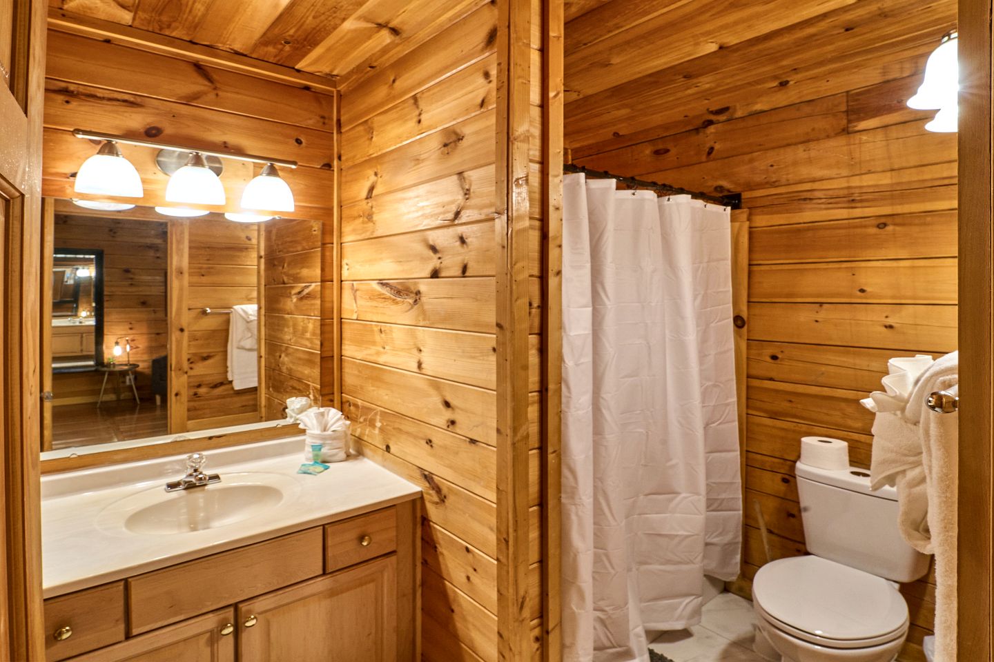 Spacious Cabin Retreat with Hot Tub & Games near Dollywood in Pigeon Forge, TN
