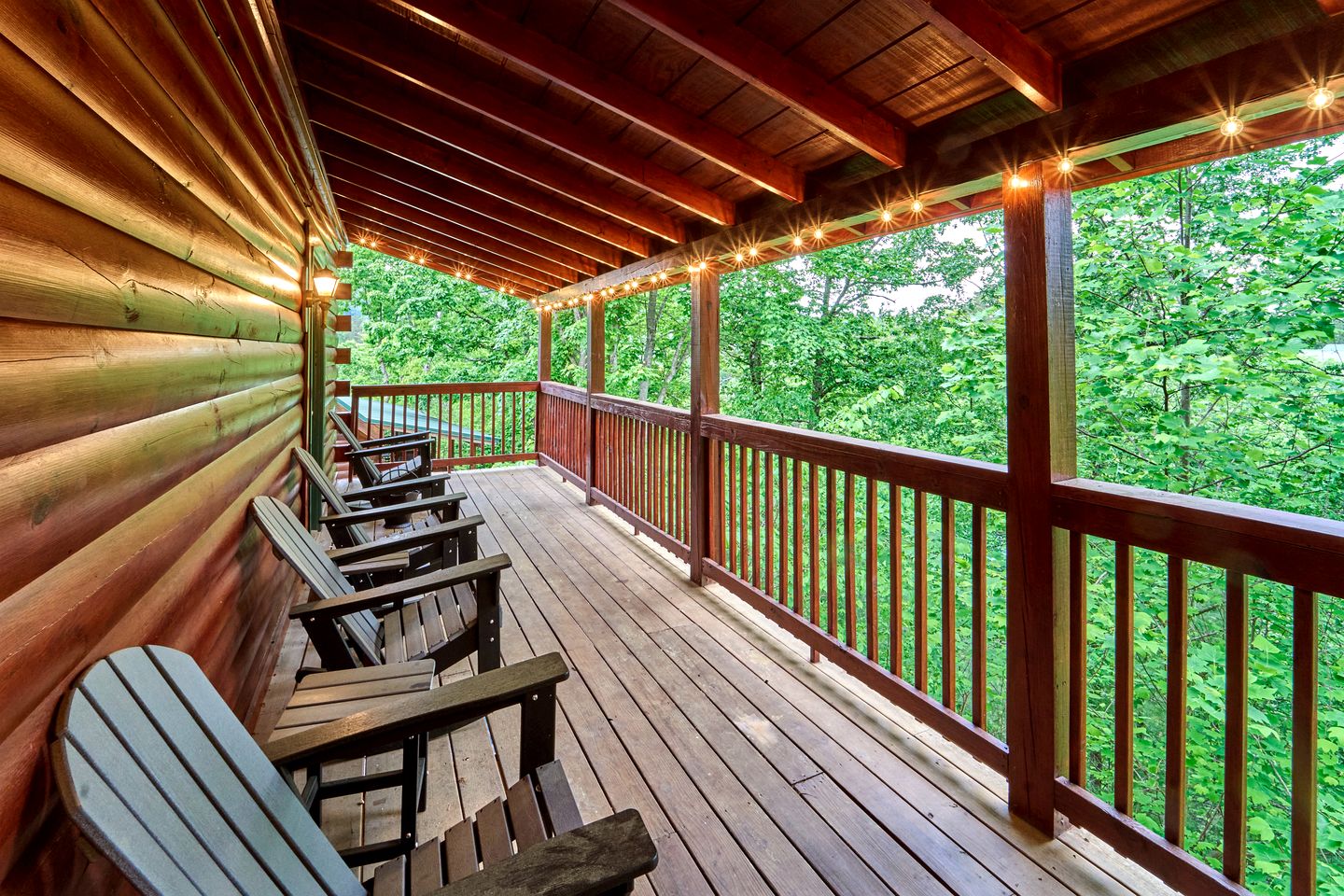 Spacious Cabin Retreat with Hot Tub & Games near Dollywood in Pigeon Forge, TN