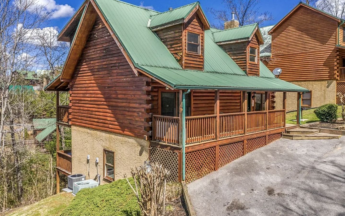 Spacious Cabin Retreat with Hot Tub & Games near Dollywood in Pigeon Forge, TN