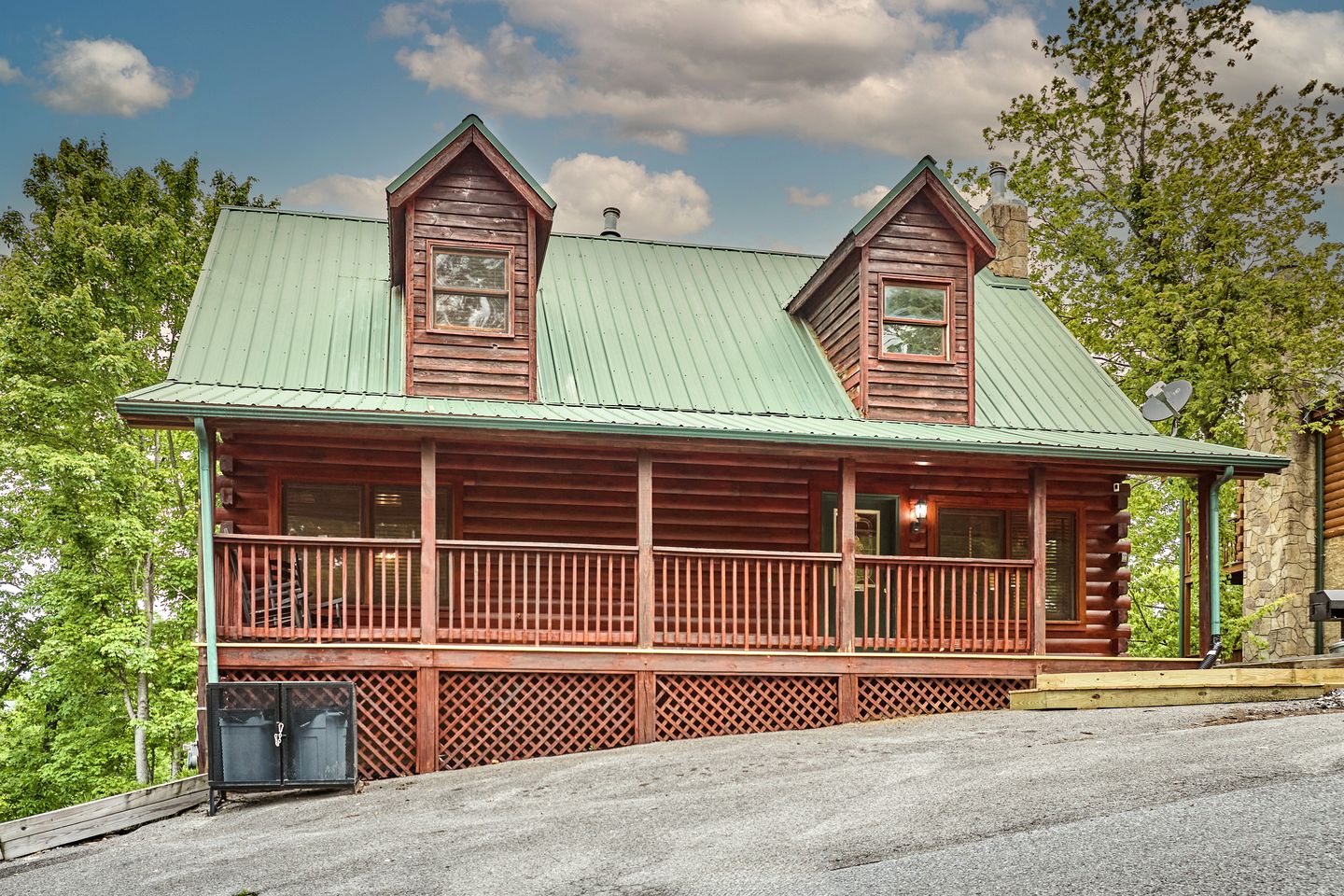 Spacious Cabin Retreat with Hot Tub & Games near Dollywood in Pigeon Forge, TN