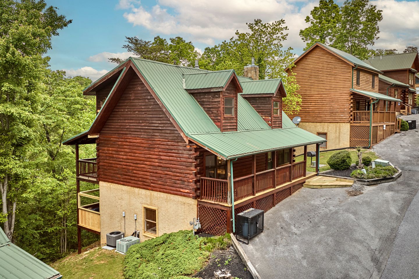 Spacious Cabin Retreat with Hot Tub & Games near Dollywood in Pigeon Forge, TN