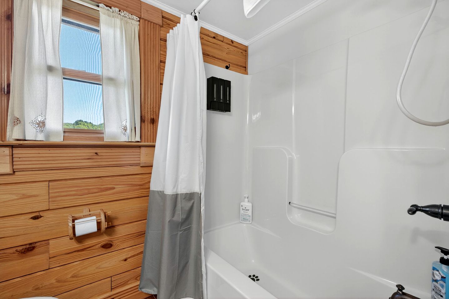 Peaceful Mountain Cabin with Hot Tub, Screened Porch & Views Near Lost River, Baker WV