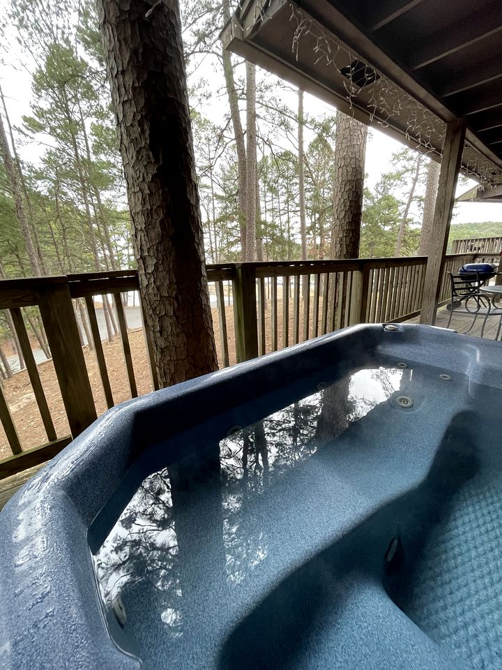 Stunning Wooden Cottage with Hot-tub and Swimming Pool on Lake Ouachita, Arkansas