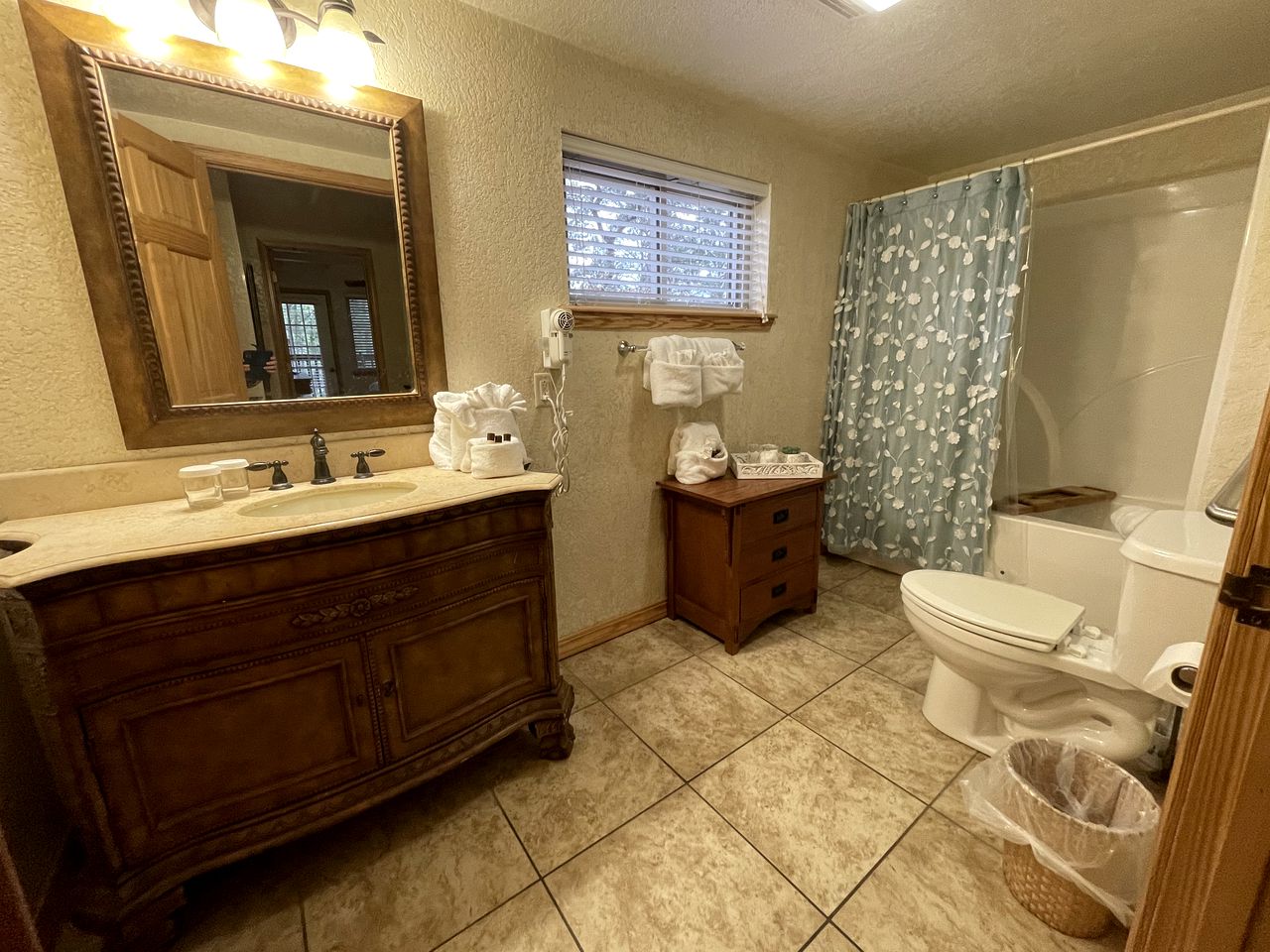 Stunning Wooden Cottage with Hot-tub and Swimming Pool on Lake Ouachita, Arkansas