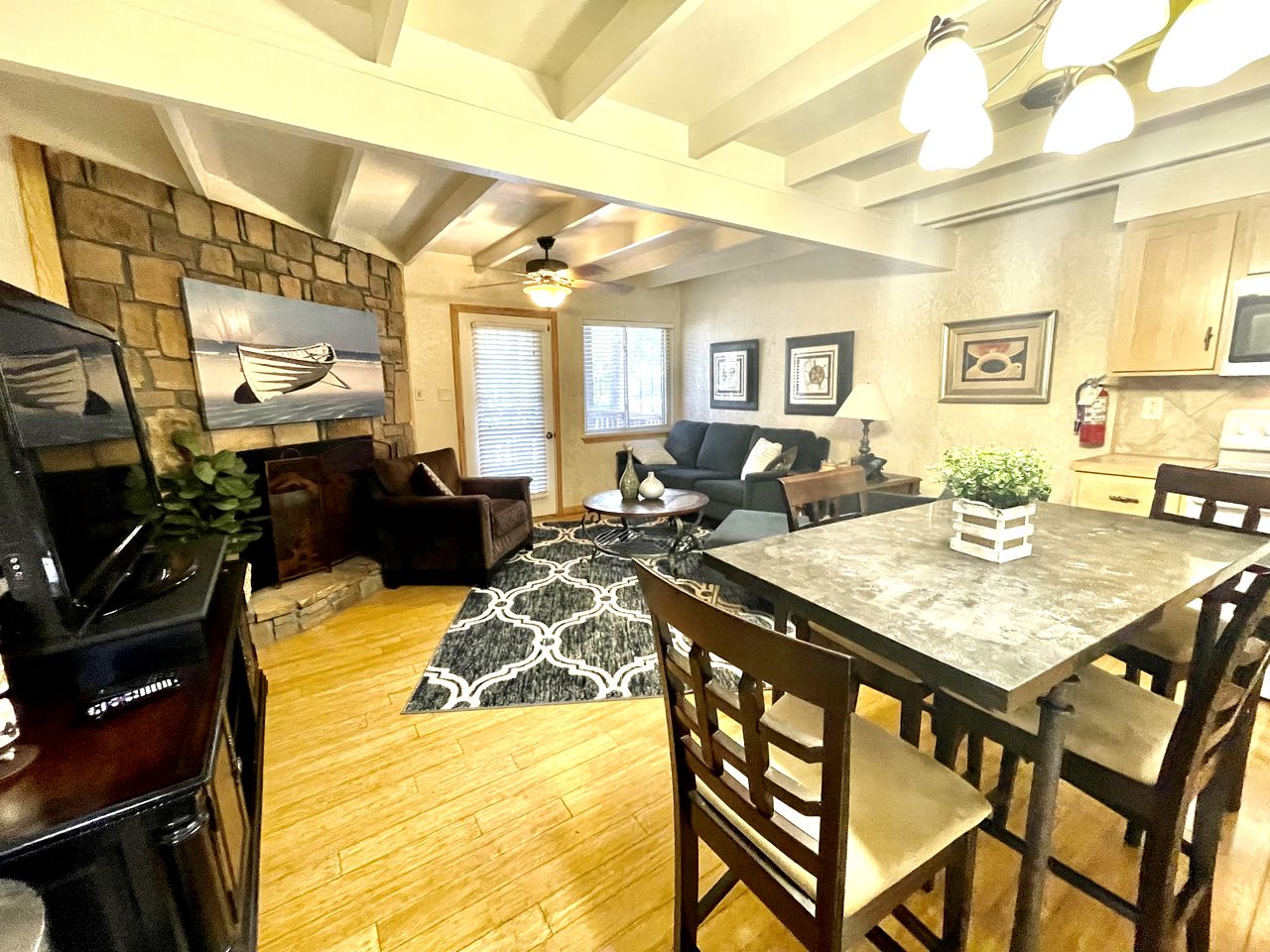 Stunning Wooden Cottage with Hot-tub and Swimming Pool on Lake Ouachita, Arkansas