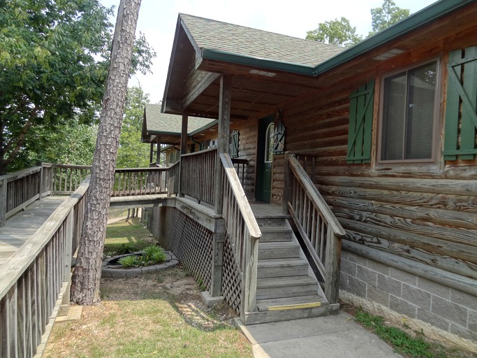 Wonderful Pet Friendly Log Cabin with Hot-tub, Fire Place and Barbecue in Mount Ida, Arkansas