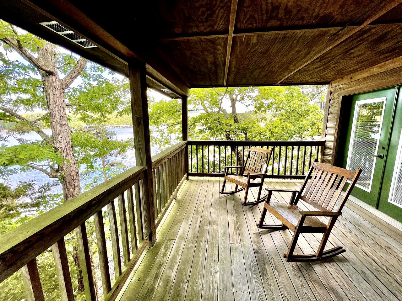 Vintage Lakeside Cabin with Deck and Hot Tub on Lake Ouachita Marina in Mount Ida, Arkansas
