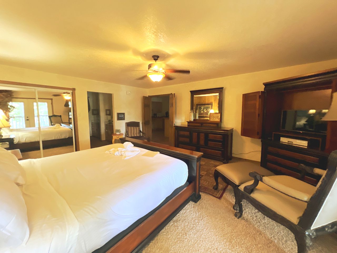 Vintage Lakeside Cabin with Deck and Hot Tub on Lake Ouachita Marina in Mount Ida, Arkansas