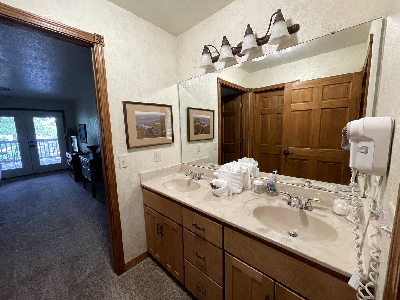 Vintage Lakeside Cabin with Deck and Hot Tub on Lake Ouachita Marina in Mount Ida, Arkansas