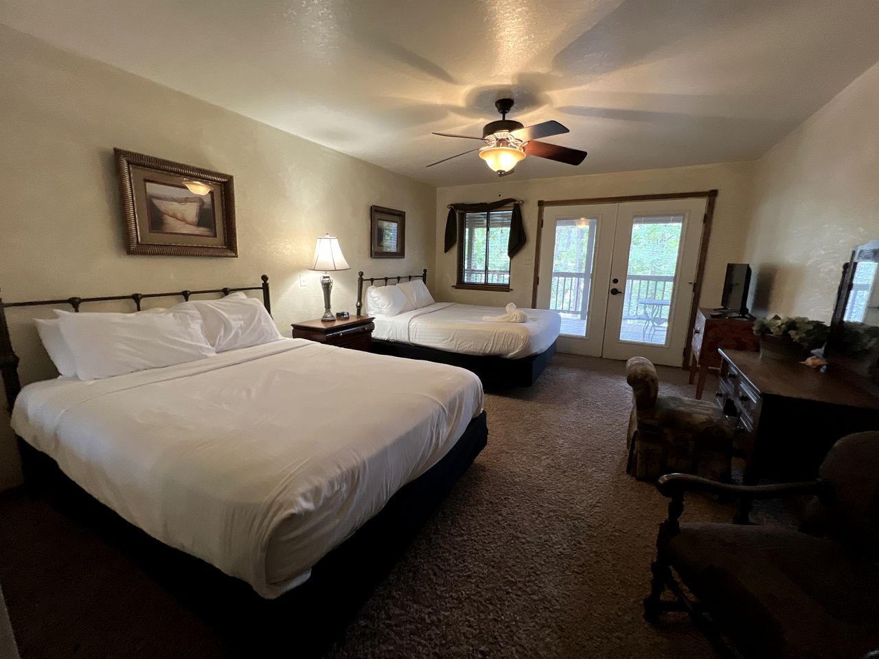 Vintage Lakeside Cabin with Deck and Hot Tub on Lake Ouachita Marina in Mount Ida, Arkansas