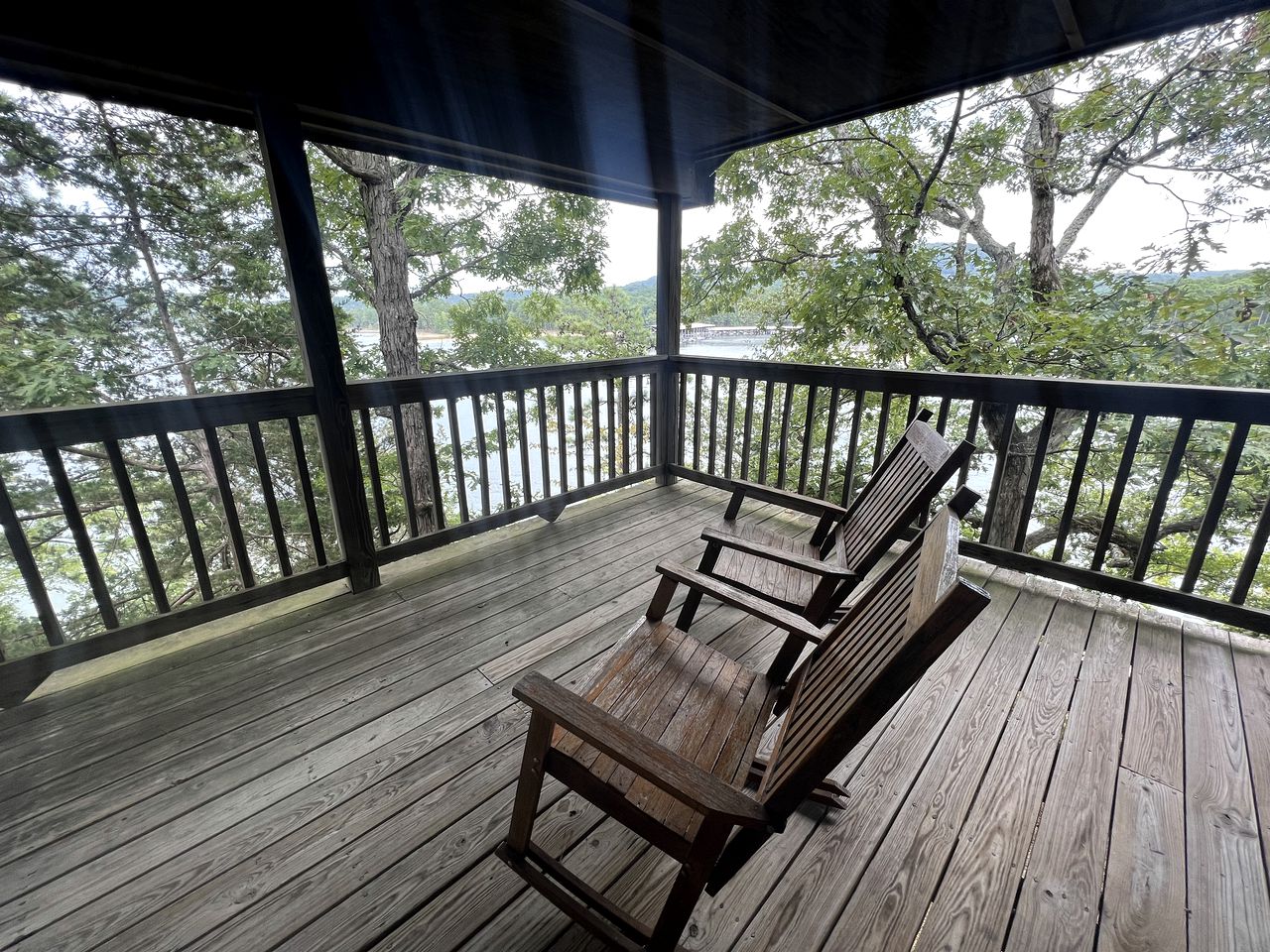 Vintage Lakeside Cabin with Deck and Hot Tub on Lake Ouachita Marina in Mount Ida, Arkansas