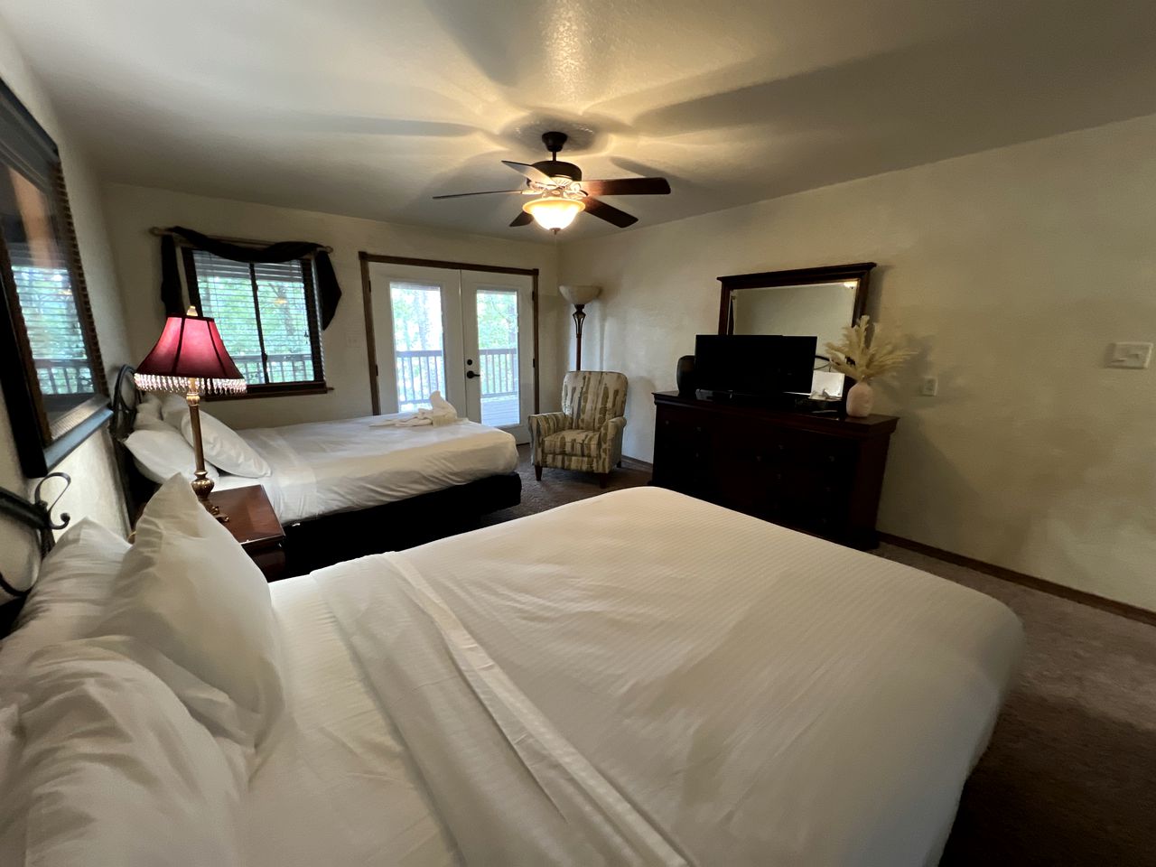 Vintage Lakeside Cabin with Deck and Hot Tub on Lake Ouachita Marina in Mount Ida, Arkansas