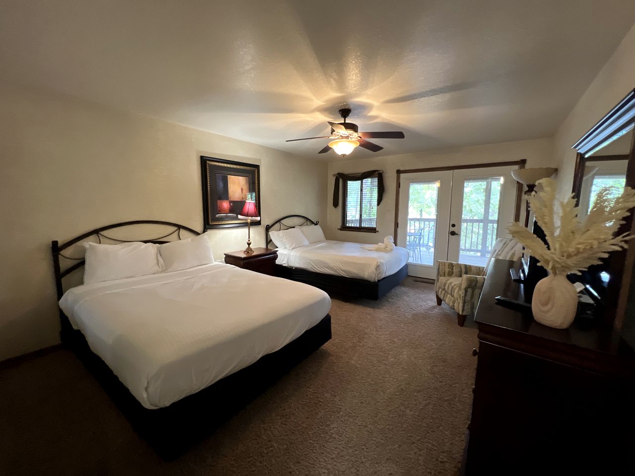 Vintage Lakeside Cabin with Deck and Hot Tub on Lake Ouachita Marina in Mount Ida, Arkansas