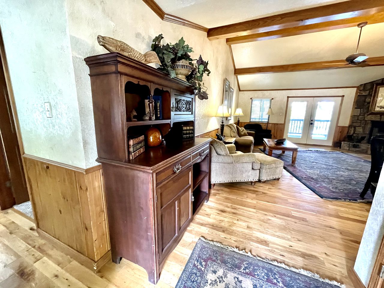 Vintage Lakeside Cabin with Deck and Hot Tub on Lake Ouachita Marina in Mount Ida, Arkansas