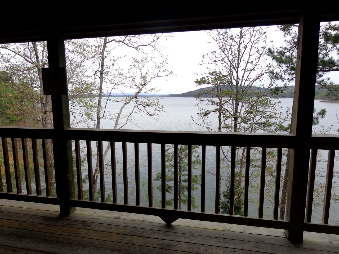 Vintage Lakeside Cabin with Deck and Hot Tub on Lake Ouachita Marina in Mount Ida, Arkansas