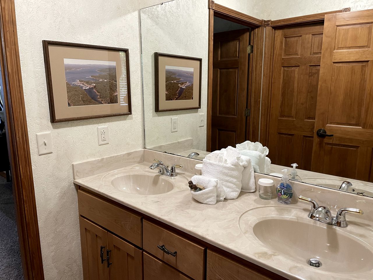 Vintage Lakeside Cabin with Deck and Hot Tub on Lake Ouachita Marina in Mount Ida, Arkansas