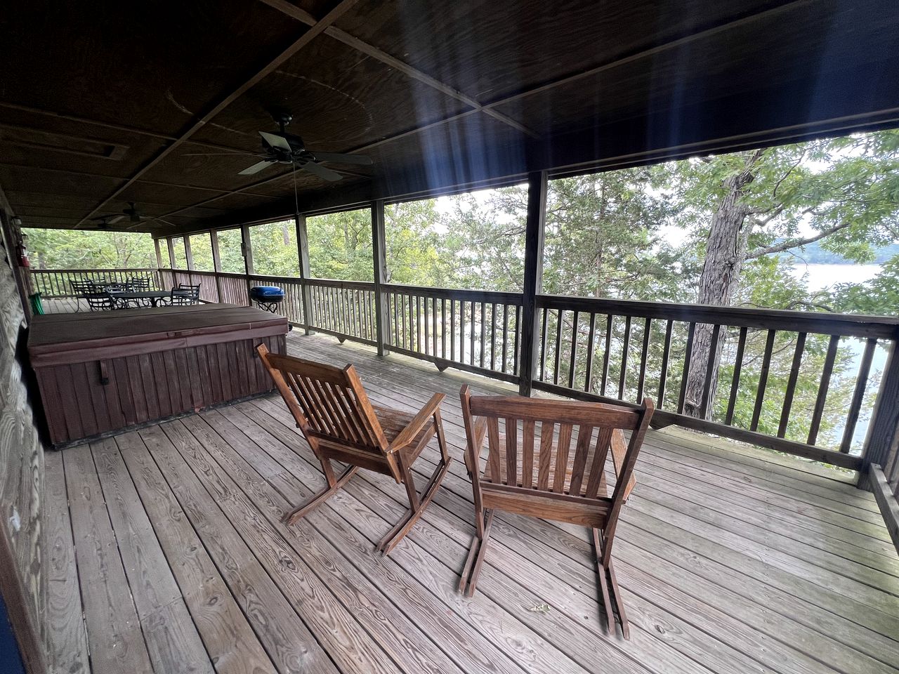 Vintage Lakeside Cabin with Deck and Hot Tub on Lake Ouachita Marina in Mount Ida, Arkansas
