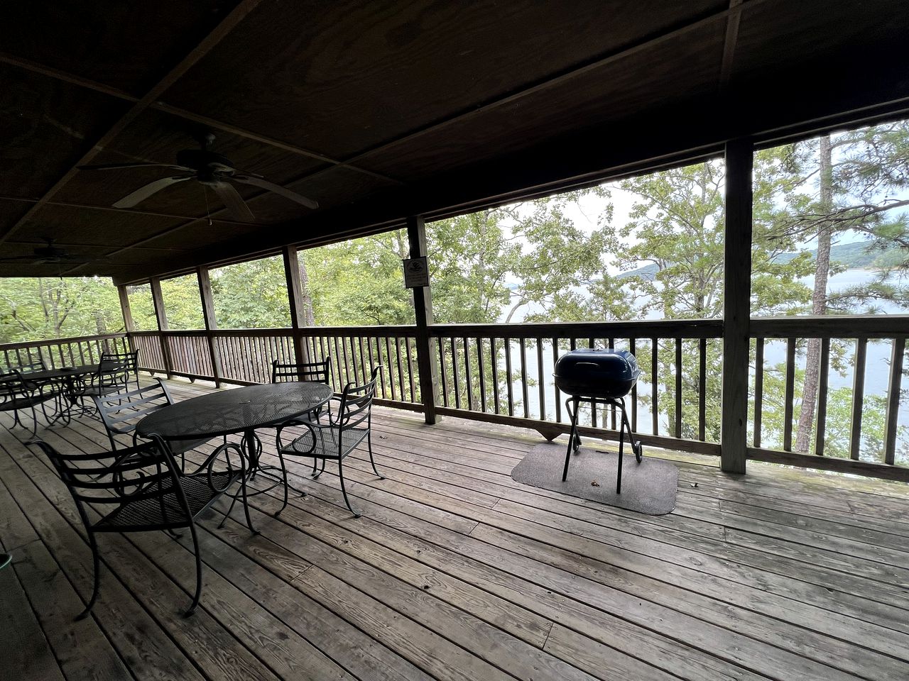 Vintage Lakeside Cabin with Deck and Hot Tub on Lake Ouachita Marina in Mount Ida, Arkansas