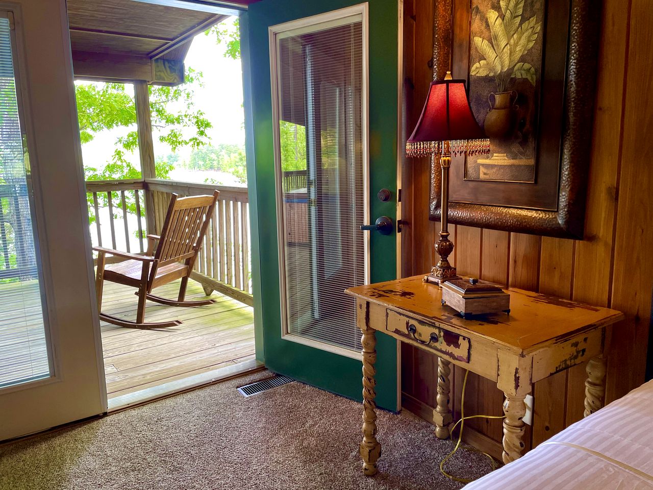 Vintage Lakeside Cabin with Deck and Hot Tub on Lake Ouachita Marina in Mount Ida, Arkansas