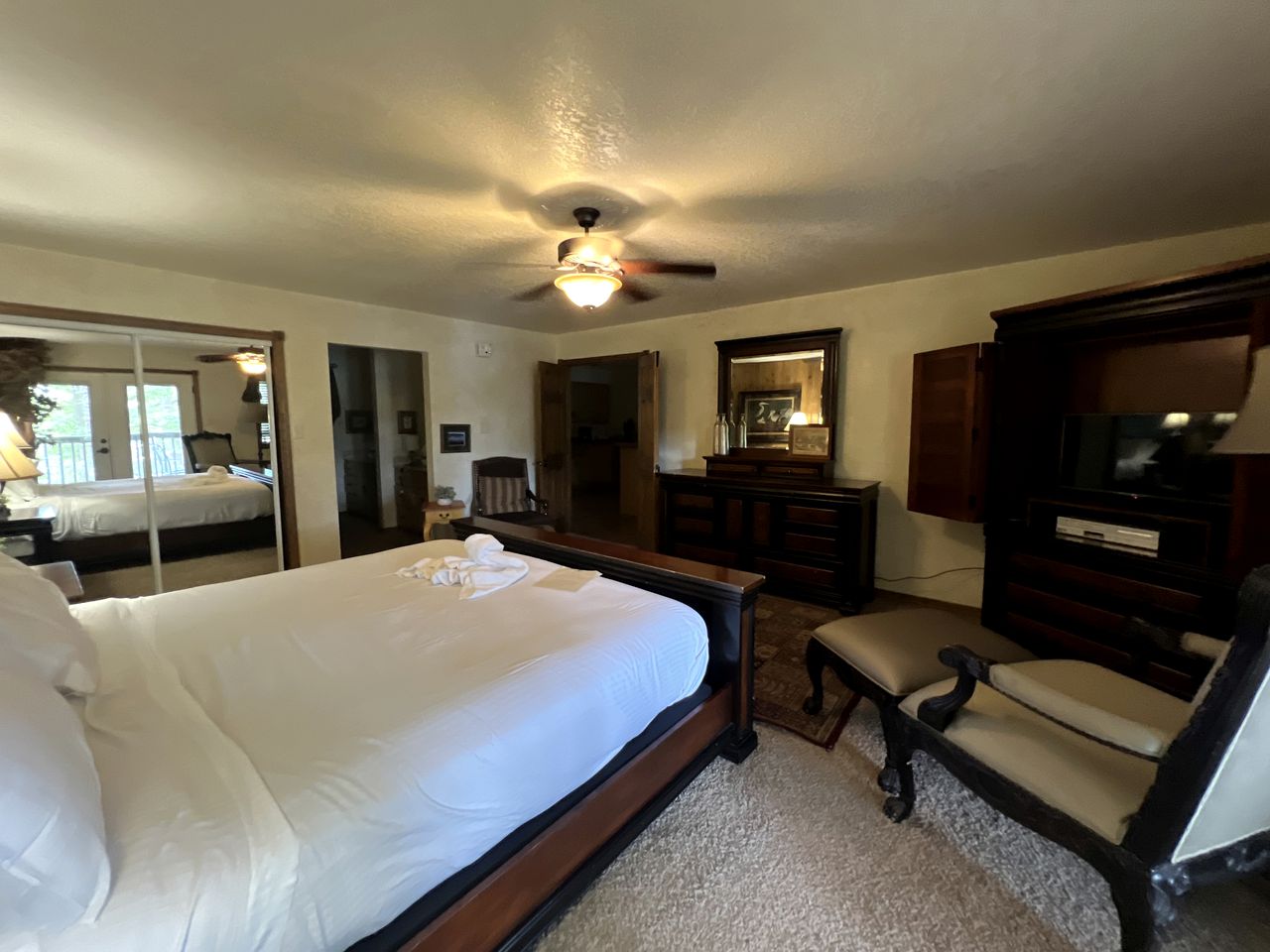 Vintage Lakeside Cabin with Deck and Hot Tub on Lake Ouachita Marina in Mount Ida, Arkansas