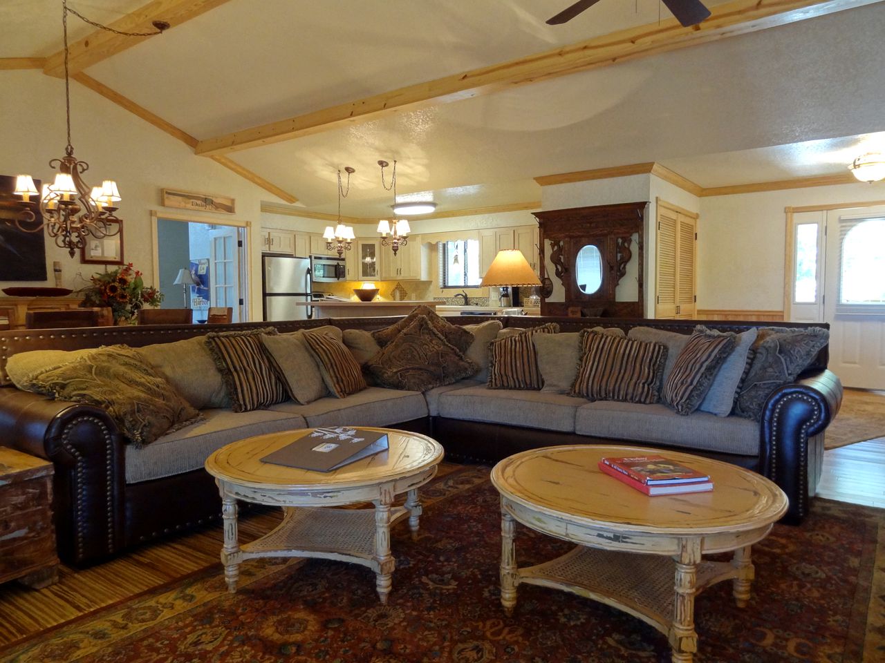 Waterfront Group Cottage with Hot-Tub and Pool in Mount Ida, Arkansas