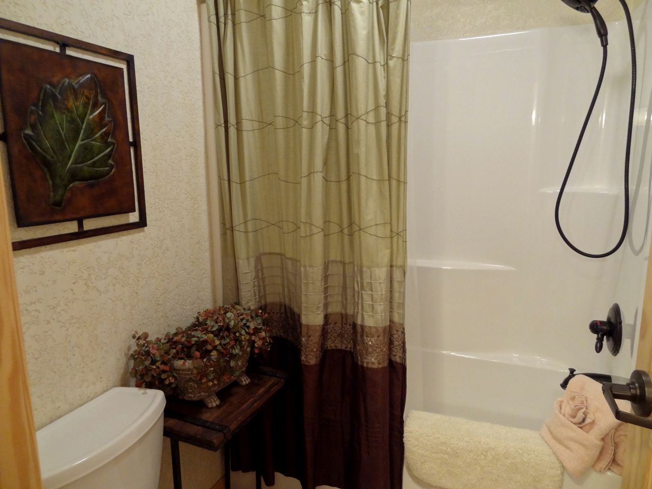 Waterfront Group Cottage with Hot-Tub and Pool in Mount Ida, Arkansas