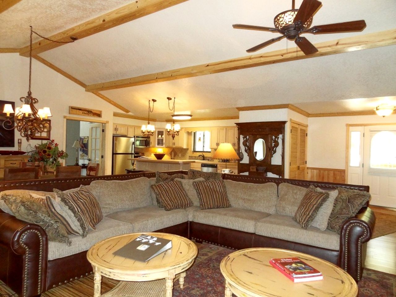 Waterfront Group Cottage with Hot-Tub and Pool in Mount Ida, Arkansas