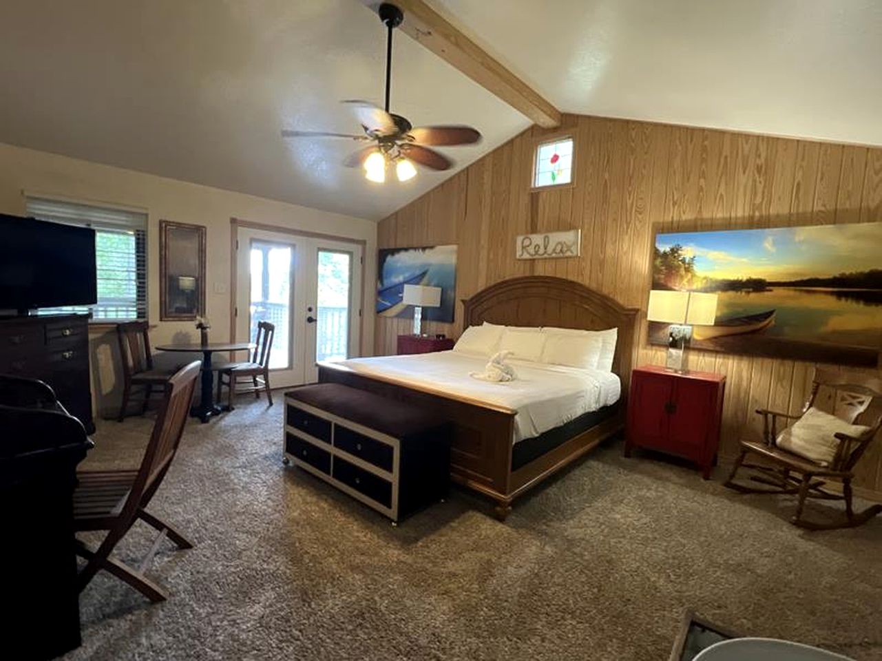 Waterfront Group Cottage with Hot-Tub and Pool in Mount Ida, Arkansas