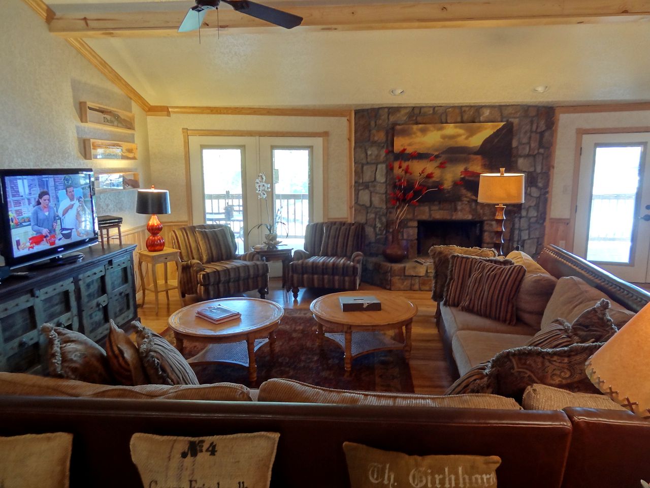 Waterfront Group Cottage with Hot-Tub and Pool in Mount Ida, Arkansas