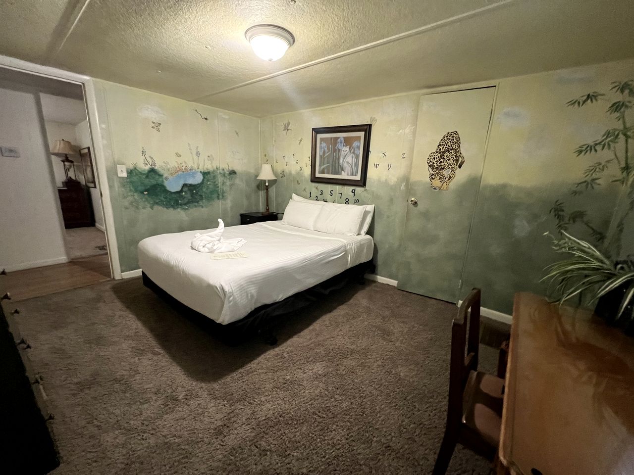 Charming Historic Cabin for Group Getaway with Hot Tub and Resort Amenities on Lake Ouachita, Arkansas