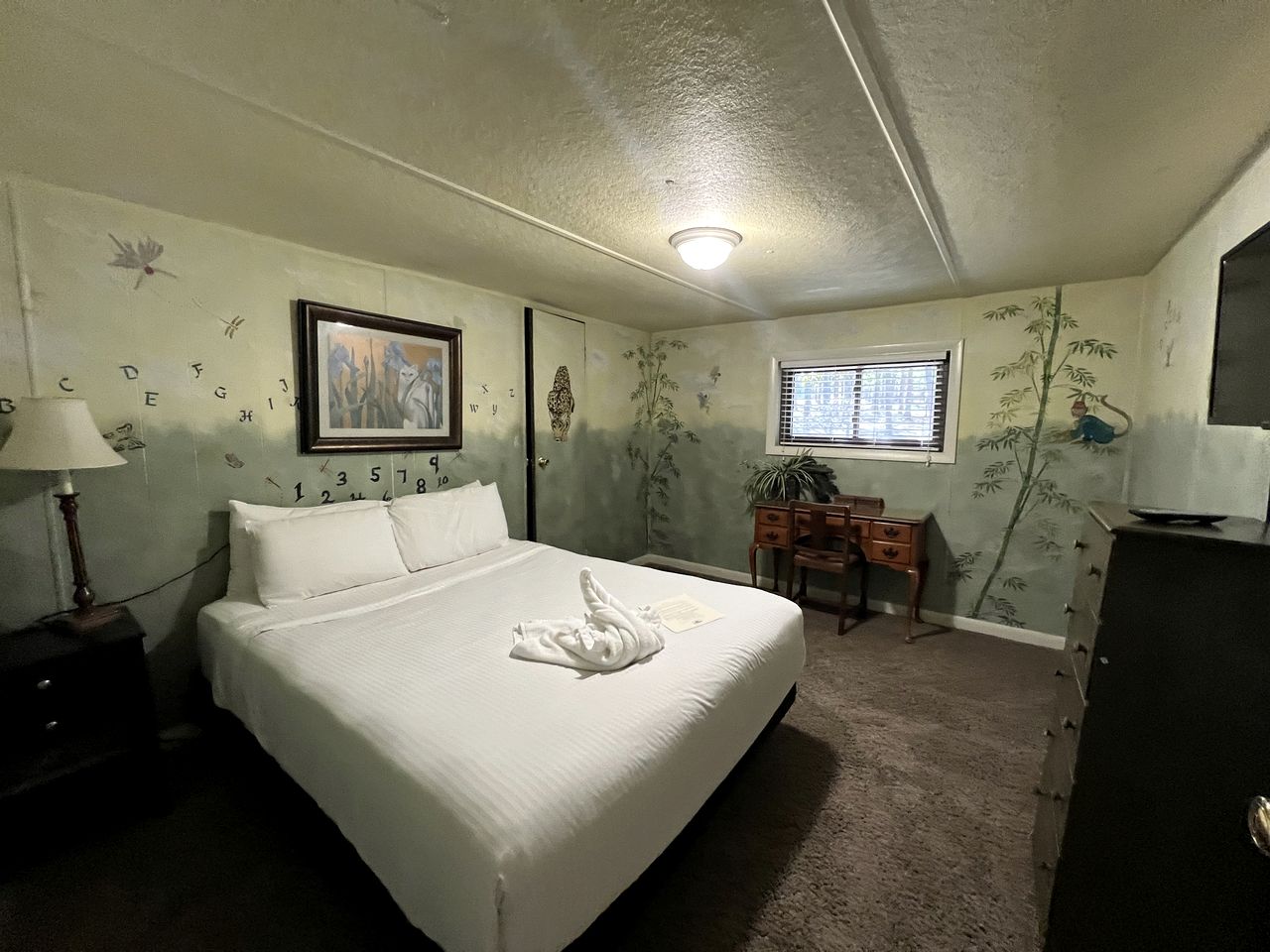 Charming Historic Cabin for Group Getaway with Hot Tub and Resort Amenities on Lake Ouachita, Arkansas