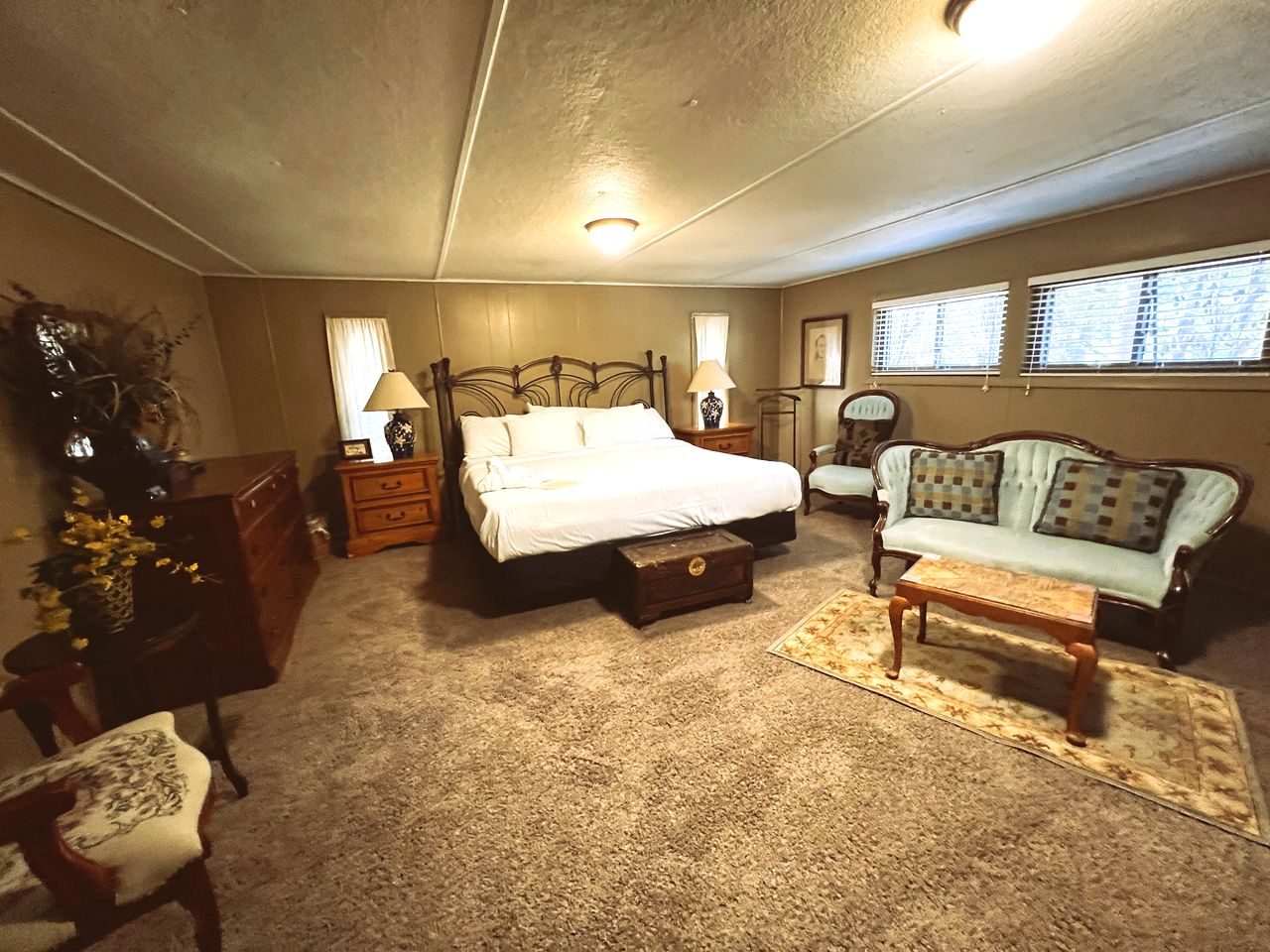 Charming Historic Cabin for Group Getaway with Hot Tub and Resort Amenities on Lake Ouachita, Arkansas