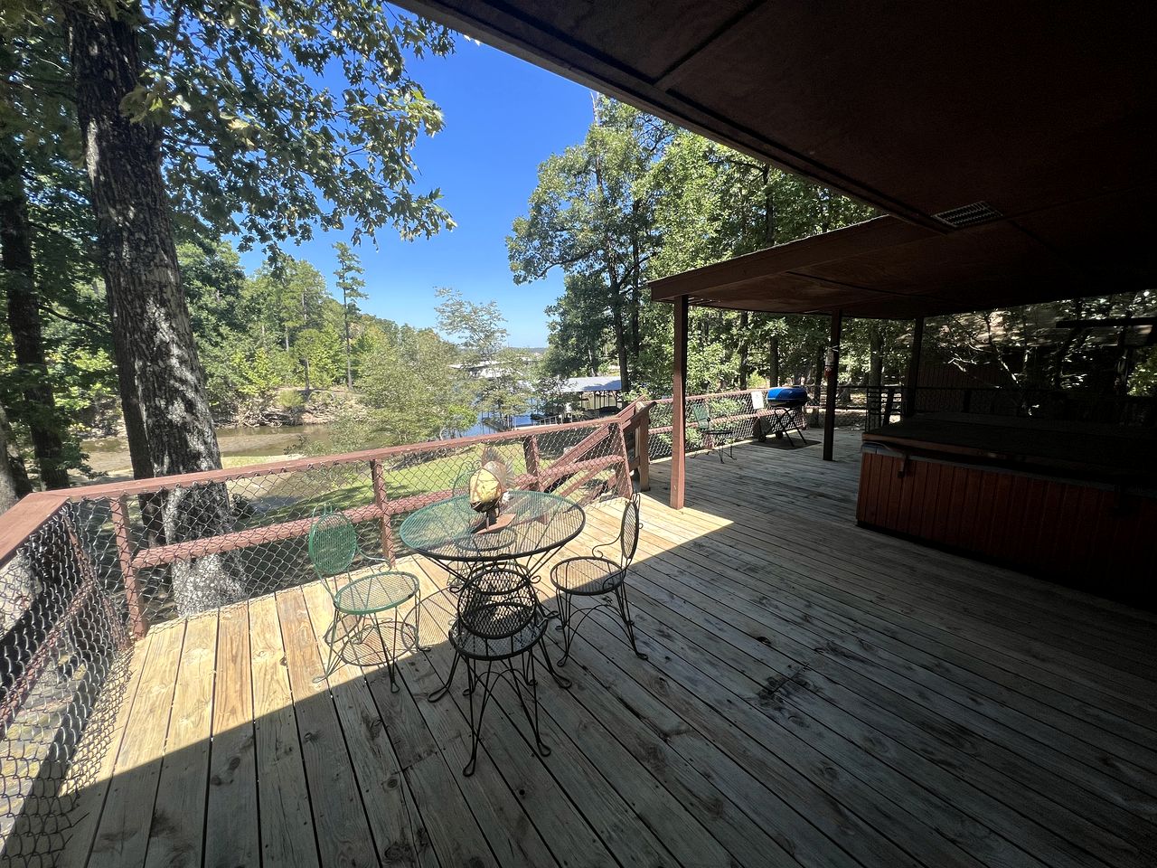 Charming Historic Cabin for Group Getaway with Hot Tub and Resort Amenities on Lake Ouachita, Arkansas