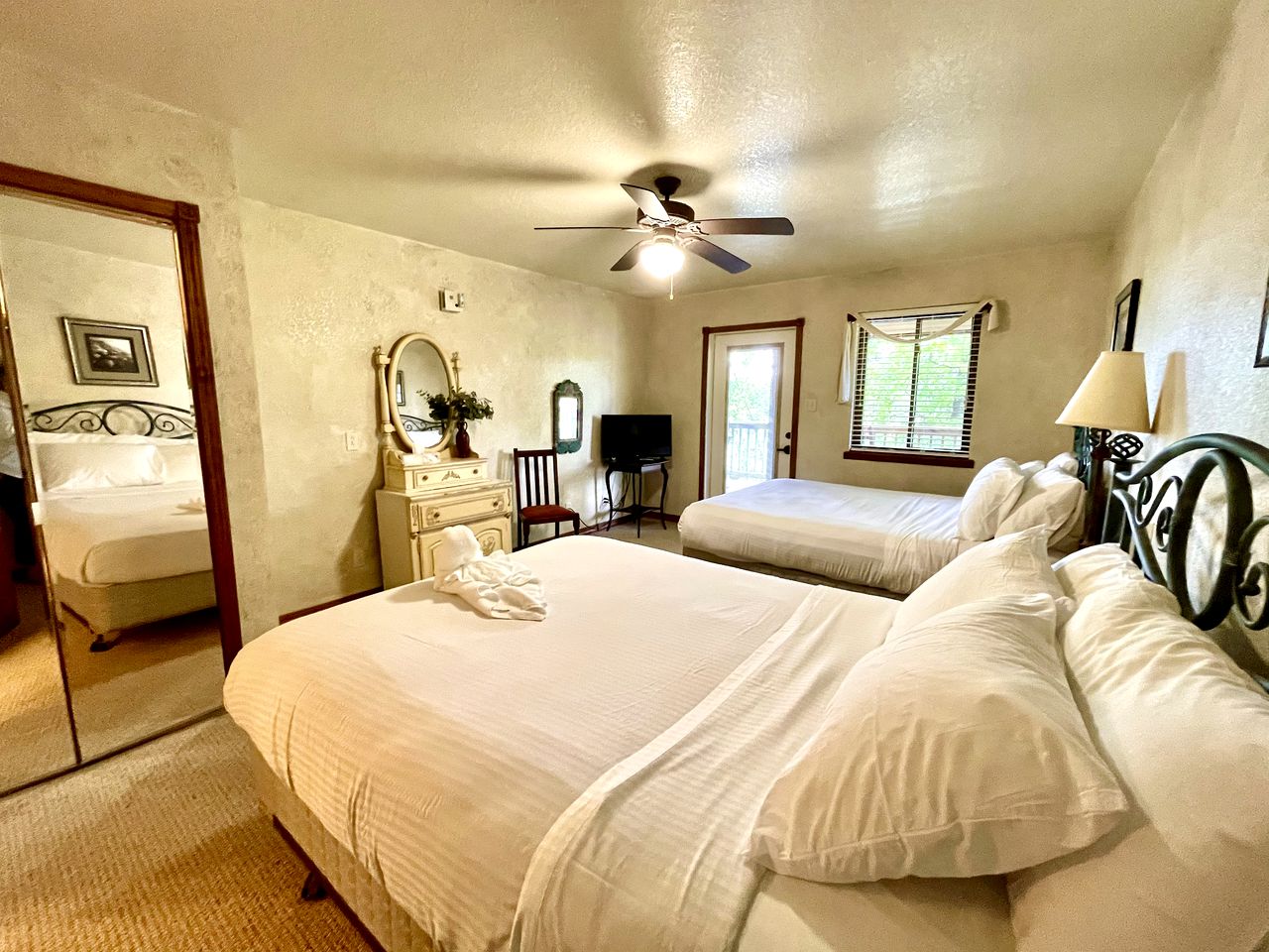 Lake Cottage with Pool and Spa Perfect for Small Groups in Mount Ida, Arkansas
