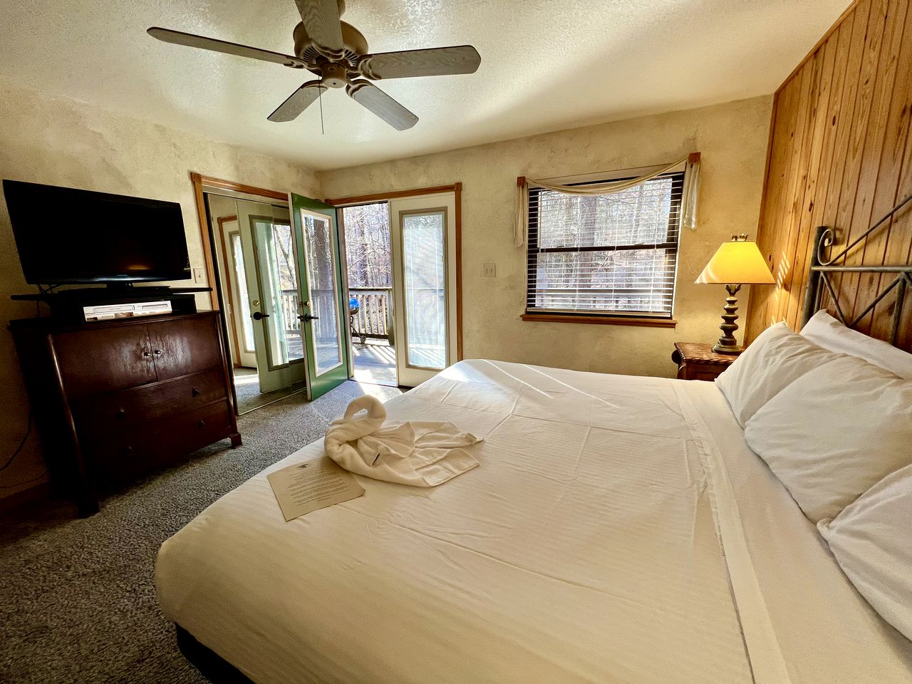 Lakefront Cottage with Spa and Pool Perfect for Outdoor Activities in Mount Ida, Arkansas