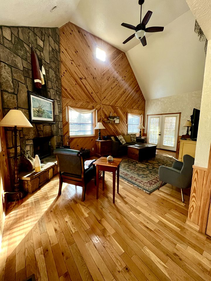 Lakefront Cottage with Spa and Pool Perfect for Outdoor Activities in Mount Ida, Arkansas