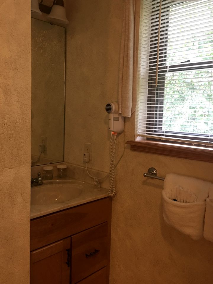 Lakefront Cottage with Spa and Pool Perfect for Outdoor Activities in Mount Ida, Arkansas