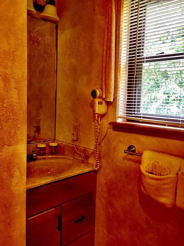 Lakefront Cottage with Spa and Pool Perfect for Outdoor Activities in Mount Ida, Arkansas