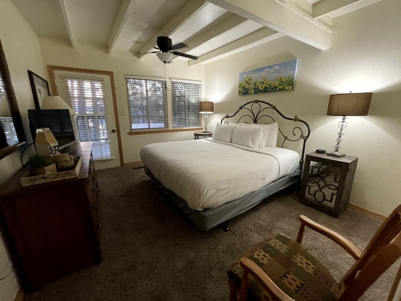 Chic Lakefront Cottage with Hot-Tub Perfect for Water Activities in Mount Ida, Arkansas