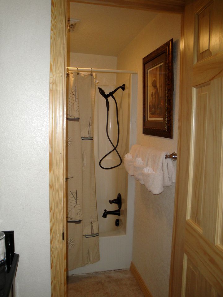 Chic Lakefront Cottage with Hot-Tub Perfect for Water Activities in Mount Ida, Arkansas